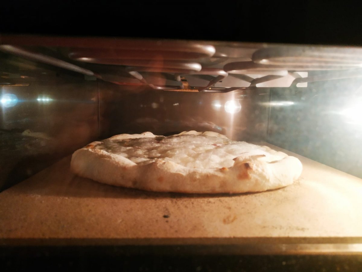 Comment cuire une pizza au four à bois ?